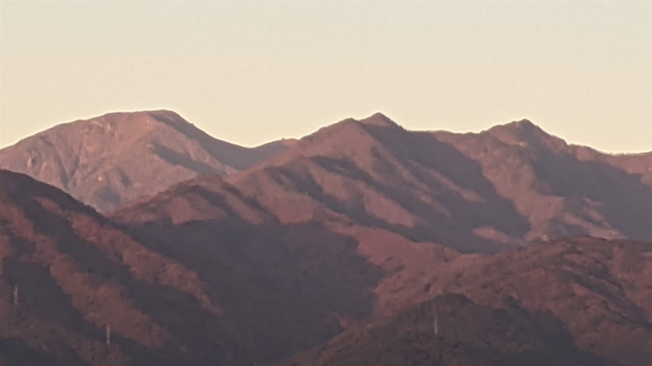 아침 해의 붉은 기운에 붉게 물든 설악산