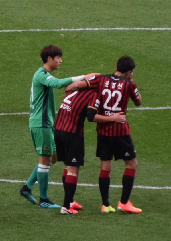  종료 직후 오열하는 FC 서울 수비수 황현수를 위로하는 인천 유나이티드 골키퍼 이태희(왼쪽) 선수