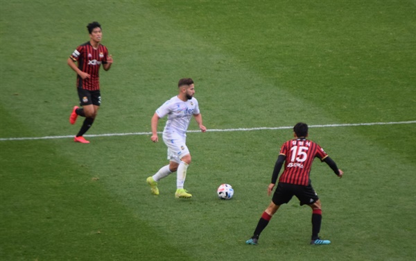  그림같은 결승골의 주인공 아길라르(가운데)가 FC 서울 김원식을 앞에 두고 드리블하는 순간.