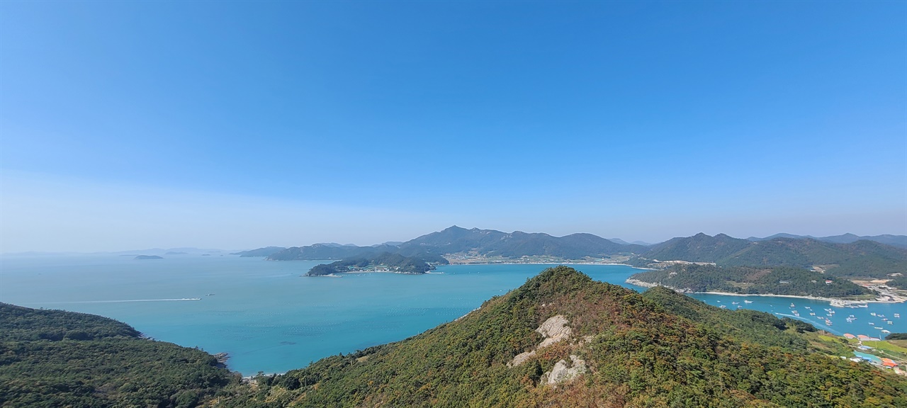 남망산 전망    해발 164m로 접도 최고봉이다. 북쪽으로 금갑해변과 여귀산이 보인다.