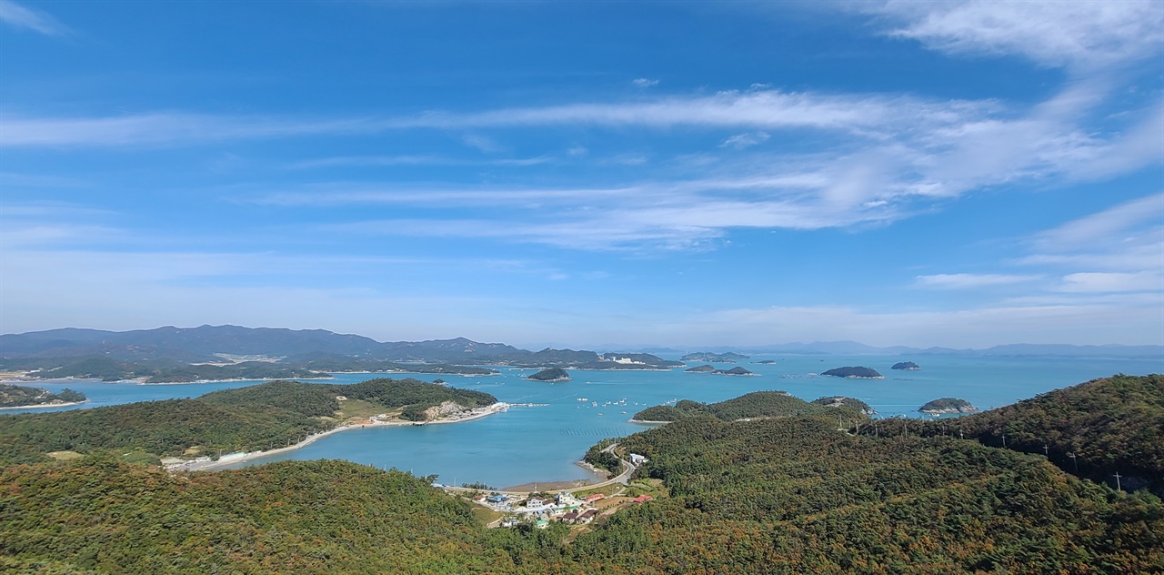    섬에서 산봉우리의 멋을 제대로 느낄 수 있다. 황홀한 전망에 빠져 한동안 머무르고 싶은 곳이다.