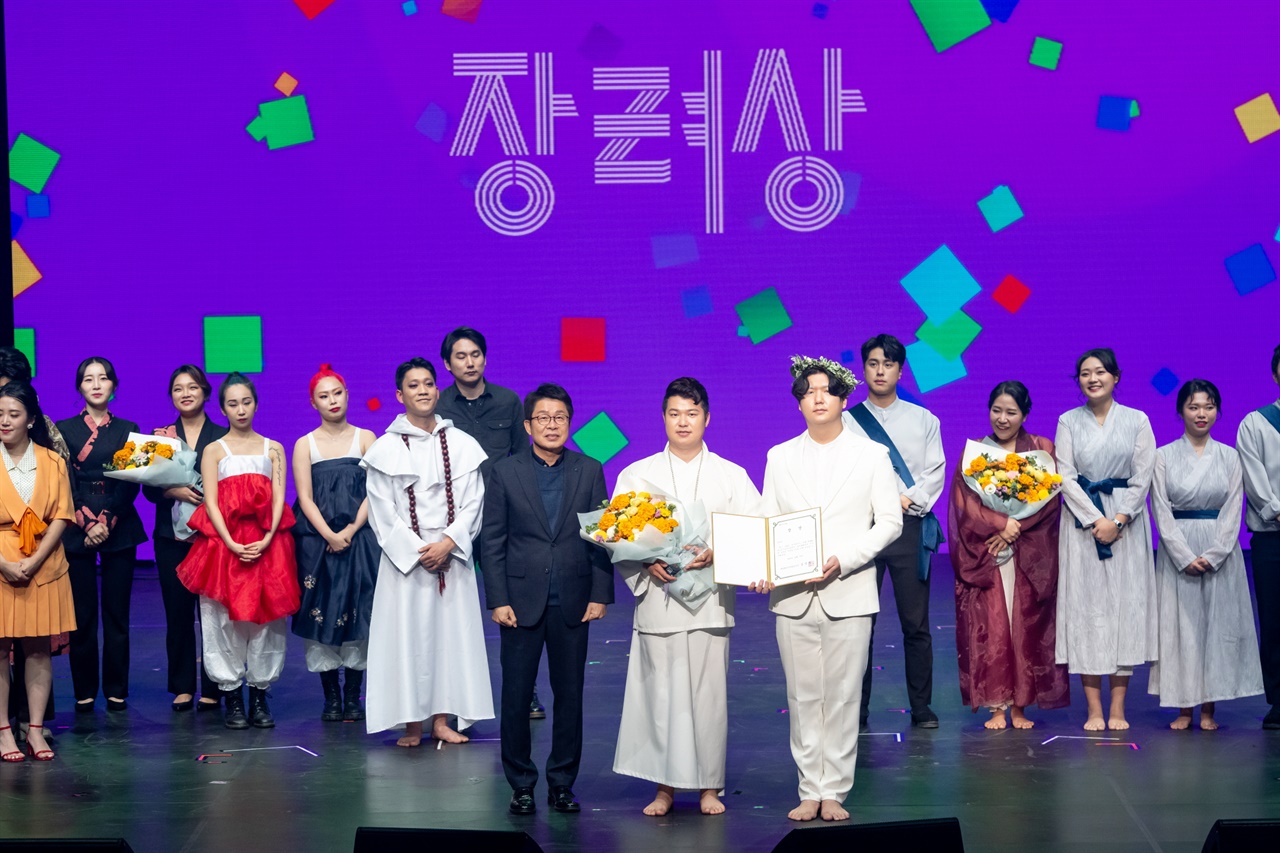 장려상을 수상한 천군만마와 시상자 이창기 한국공연예술경영협회 부회장