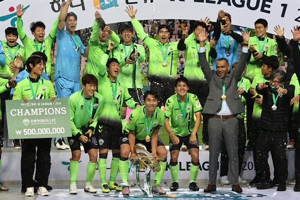  전북 이동국이 1일 오후 전주월드컵경기장에서 2020 K리그1 리그 우승컵을 들어올릴 준비를 하고 있다. 