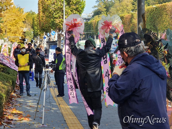 자유연대 등 보수단체 회원과 서초구청 공무원 등이 2일 대검찰청 일대 '윤석열 검찰총장 응원 화환'을 철거하고 있다.