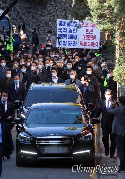 횡령과 뇌물 등의 혐의로 징역 17년형을 확정받은 이명박씨가 2일 오후 서울 강남구 자택을 나서고 있다.