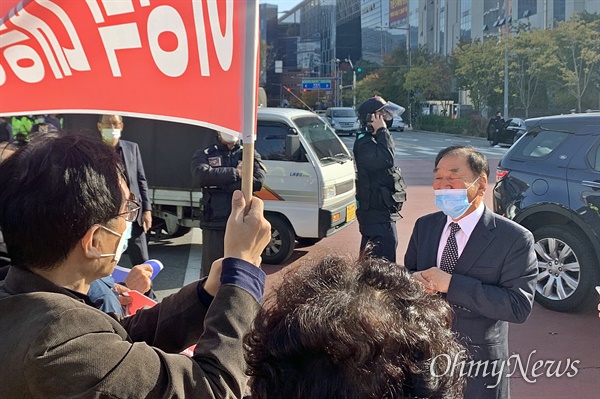 2일 오후 이명박씨가 재수감되기 직전의 서울동부구치소 앞. 이재오 국민의힘 상임고문이 이씨 지지자들 앞에서 "이명박 무죄" 구호를 유도하고 있다. 