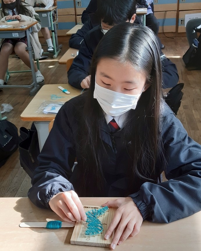  해미중학교에서 한반도 지도를 만드는 스트링아트 통일수업을 하고 있다.