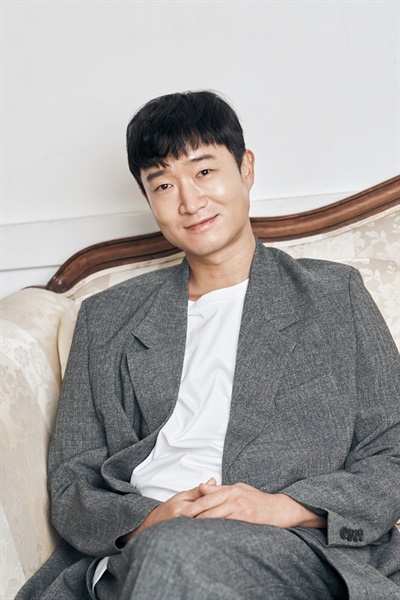  영화 <도굴>에서 존스 박사 역을 맡은 배우 조우진.