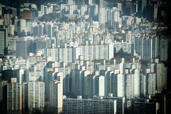 2일 KB국민은행 부동산 리브온의 월간 KB주택가격동향 자료에 따르면 지난달 서울의 아파트 평균 전셋값은 5억3천677만 원으로, 조사 이후 처음 5억 원을 넘겼던 8월(5억1천11만 원)과 비교해 3천756만 원(7.5%) 올랐다. 사진은 이날 영등포구 63스퀘어에서 바라본 서울 시내 아파트 모습.