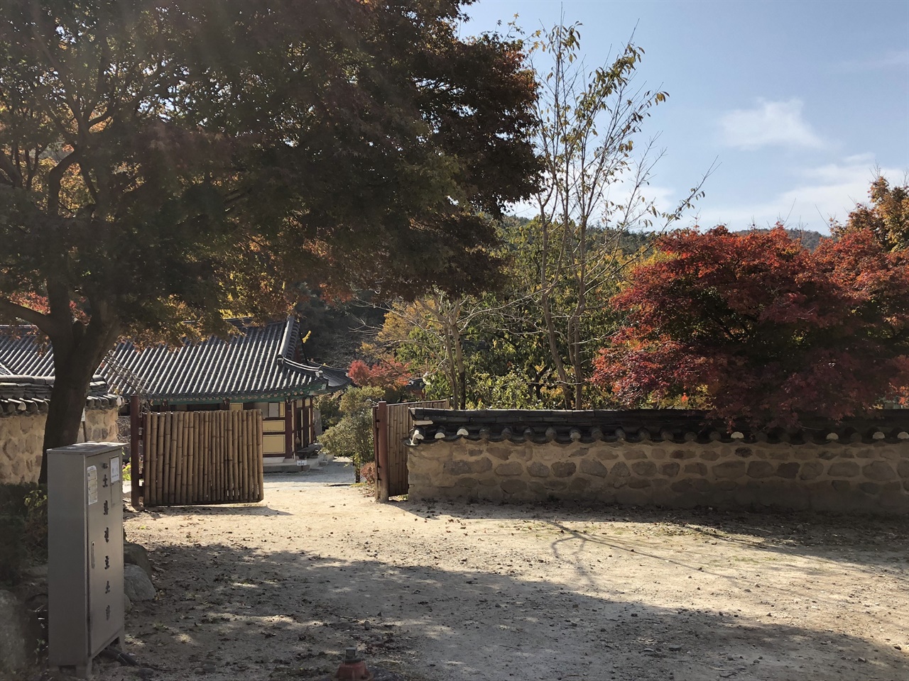 금산사 단풍 소화전 피해서 근사한 풍경 사진 찍기는 쉽지 않다.