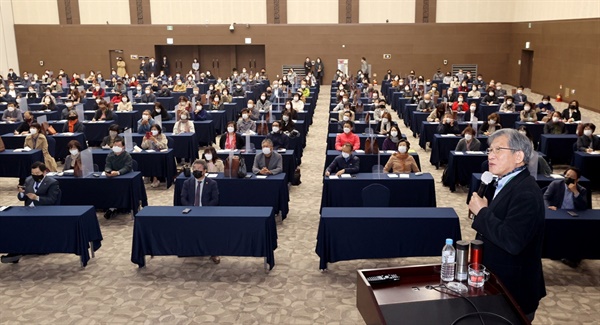 경주를 찾은 유홍준 전 문화재청장이 '경주의 유적과 유물'에 관한 이야기를 들려주고 있다.