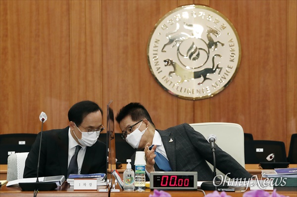 박지원 국정원장과 김상균 1차장이 지난11월2일 국가정보원에서 국정감사 시작 전 대화를 하고 있다.