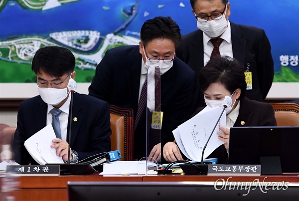 김현미 국토교통부 장관과 윤성원 1차관이 3일 서울 여의도 국회에서 열린 국토교통위원회 전체회의에 앞서 자료를 살펴보고 있다.