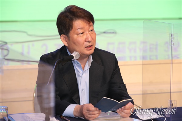 지난 3일 오전 아시아포럼21 주최로 대구수성호텔에서 열린 토론회에서 권영진 대구시장은 대구경북 행정통합이 반드시 필요하다고 강조했다.