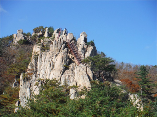 남산제일봉 산행의 묘미는 절묘하게 생긴 바위들의 웅장함에 있다.