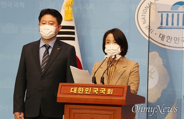정의당 이은주 의원(오른쪽)과 정연욱 정책위의장. 사진은 지난해 11월 4일 오전 국회 소통관에서 기자회견을 하고 있는 모습. 
