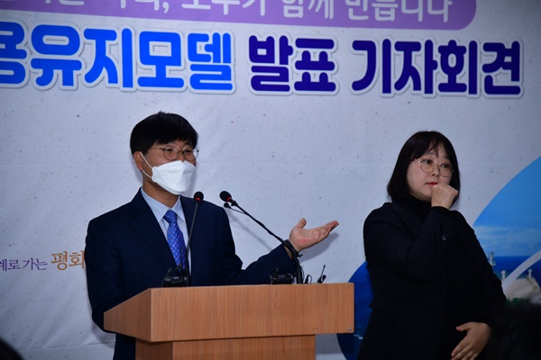  변광용 거제시장이 11월 4일 거제시청에서 ‘거제형 조선업 고용유지모델’을 발표하고 있다.