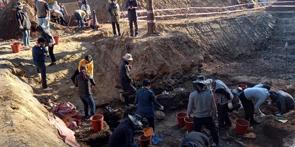 4일, 골령골(대전시 동구 낭월동 산 13-2)에는 유해발굴을 시작한 이후 가장 많은 자원봉사자들이 옷 소매를 걷어 부쳤다.