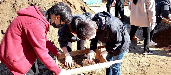 성미산하굑 학생 12명은 오는 6일까지 2박 3일 간 대전에 마련된 숙소에 머물며 봉사활동을 벌일 예정이다.