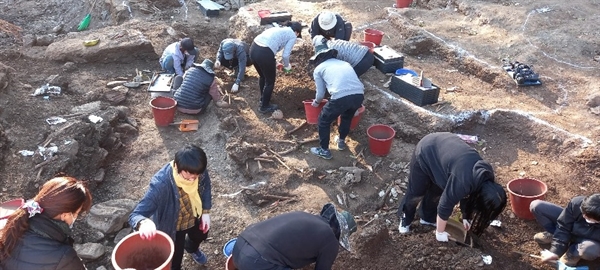 대전청년회 회원 8명은유해발굴 과정에서 나온 흙을 양동이에 담아 밖으로 나르는 역할을 주로 맡았다.