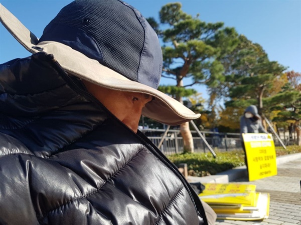 청와대앞에서 세월호진상규명을 촉구하며 무기한 단식투쟁을 하고 있는 세월호 생존자 김성묵씨