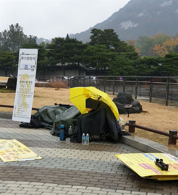 지난 11월 1일 비가 쏟아지는 가운데 단식투쟁장을 지키고 있는 김성묵씨