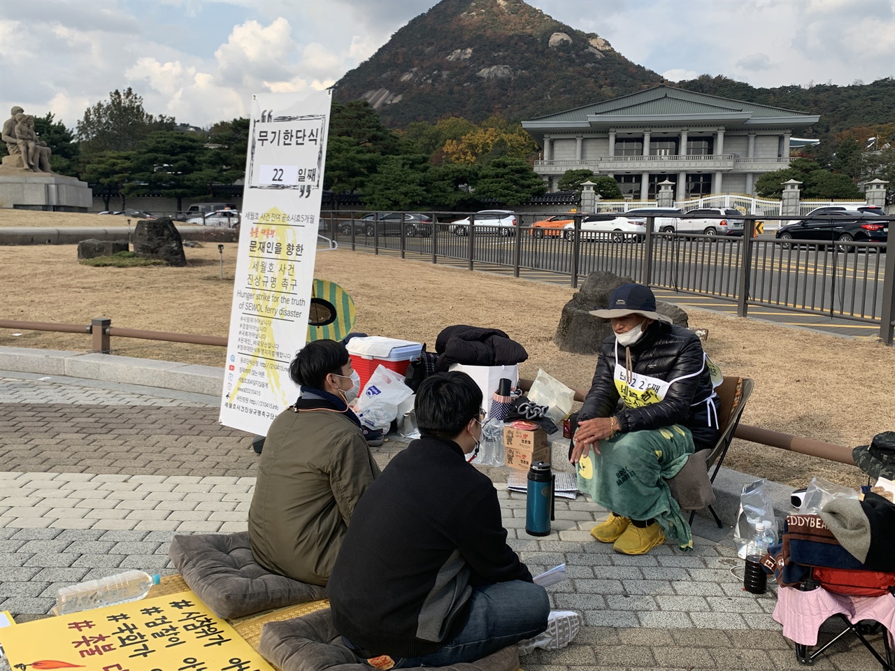 세월호진상규명촉구 단식투쟁장을 찾은 시민들과 대화중인 김성묵씨