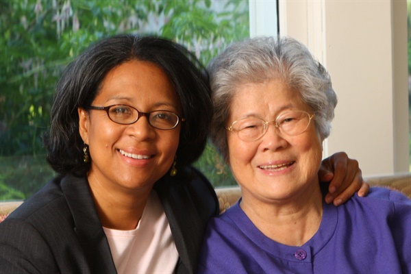 미 워싱턴주에서 연방하원의원에 당선된 한국계 미국인 메릴린 스트릭랜드(왼쪽) 당선인과 어머니 김인민씨. 2020.11.4