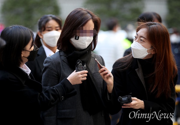 자녀 입시비리와 사모펀드 의혹, 증거인멸교사 관련 혐의로 기소된 정경심 동양대 교수가 11월 5일 오전 서초구 서울중앙지방법원에서 열린 1심 결심 공판에 출석하고 있다.