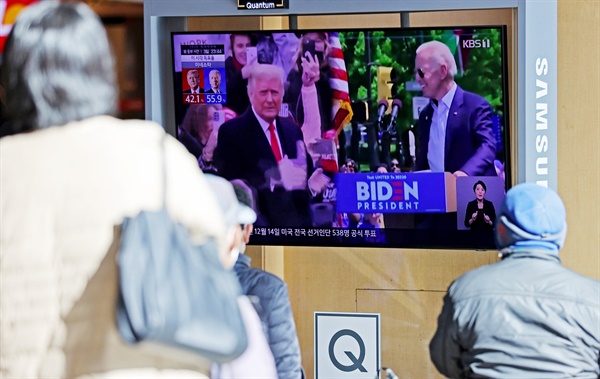 4일 오후 서울역에서 시민들이 11·3 미국 대선 개표 상황 뉴스를 TV로 시청하고 있다. 
