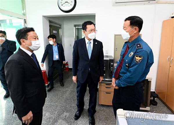 박남춘 인천시장이 11월 2일 옹진군 대이작도 대이작치안센터를 방문해 격려하고 있다.
