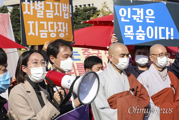 정의당 장혜영 의원이 5일 오후 서울 여의도 국회 앞에서 열린 차별금지법 제정 촉구 기도 행진 기자회견에서 발언하고 있다.