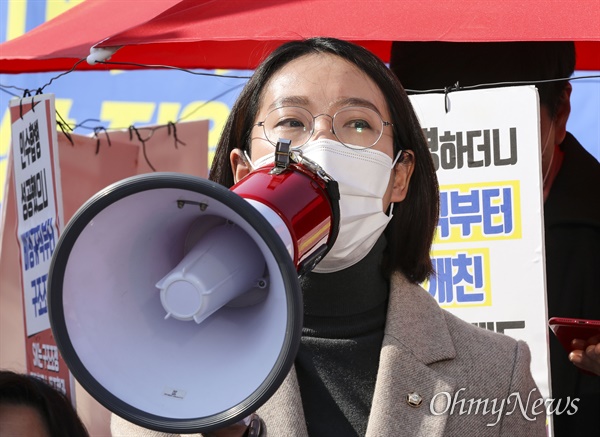 2020년 11월 5일, 장혜영 의원은 서울 여의도 국회 앞에서 열린 차별금지법 제정 촉구 기자회견에 참석했다. 현장에서 법 제정을 반대하는 일부 단체의 행사 방해가 반복되자 장 의원은 확성기를 들고 "지금처럼 작은 스피커에서 나오는 소리는 큰 스피커에서 나오는 소리에 묻혀 잘 들리지 않는다. 바로 차별금지법이 필요한 이유"라고 강조했다.