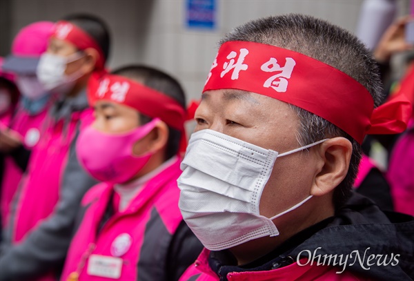 전국학교비정규직노동조합 돌봄노동자들이 6일 오전 서울 여의도 더불어민주당사 앞에서 11.6 총파업 돌입 기자회견 및 결의대회를 하고 있다.