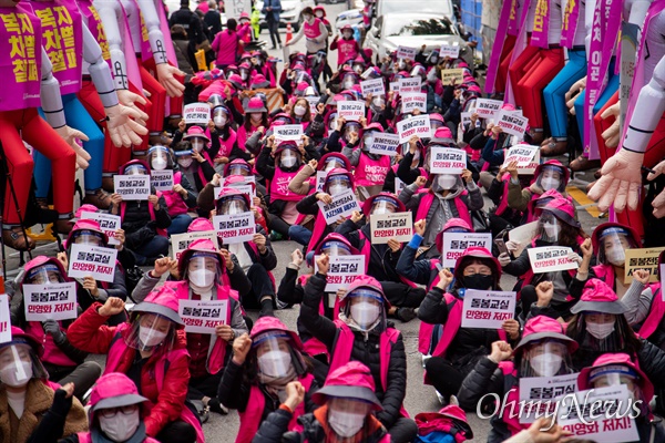 전국학교비정규직노동조합 돌봄노동자들이 6일 오전 서울 여의도 더불어민주당사 앞에서 11.6 총파업 돌입 기자회견 및 결의대회를 하고 있다.