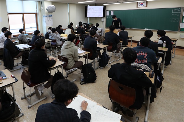  2021학년도 대학 수학능력시험을 30일 앞둔 11월 3일 오전 강원 춘천고등학교에서 고3 학생들이 공부하고 있다. 