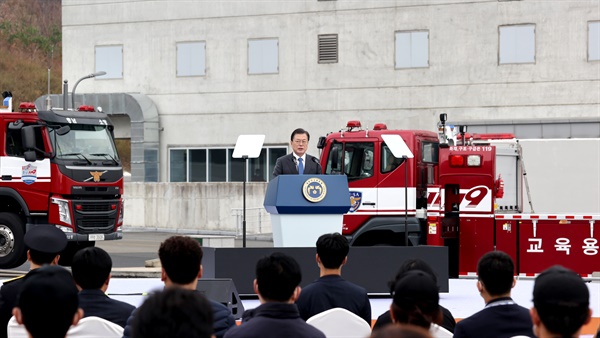 문재인 대통령이 6일 오전 충남 공주시 중앙소방학교 화재진압훈련장에서 열린 제58주년 소방의 날 기념식에서 기념사를 하고 있다.