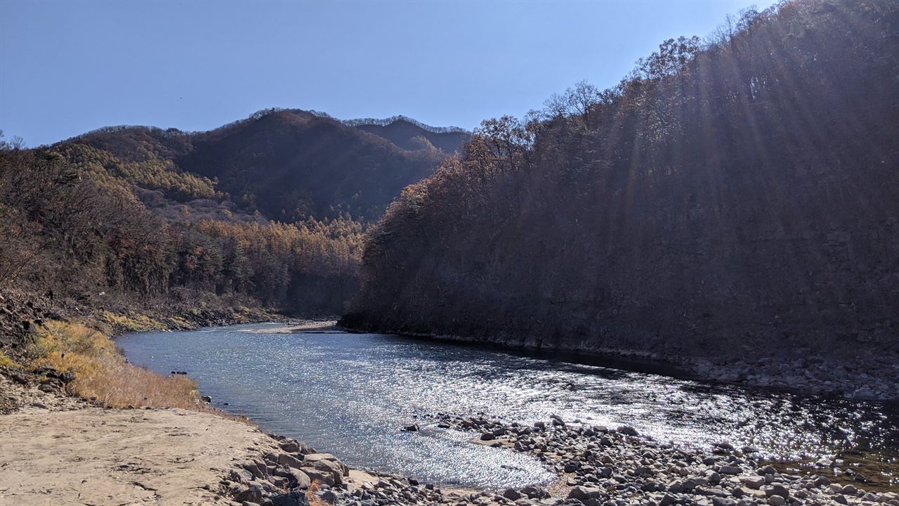 한탄강은 평야의 젖줄 역할을 넘어 세계적인 관광명소로 변모하고 있다.