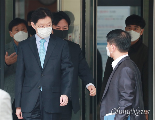 '드루킹 일당'의 댓글 조작에 공모한 혐의를 받는 김경수 경남도지사가 6일 오후 서울고등법원 항소심 선고 공판에서 댓글 순위 조작 혐의에 대해 징역 2년을 선고받고 법원을 나와 차량으로 이동하고 있다.