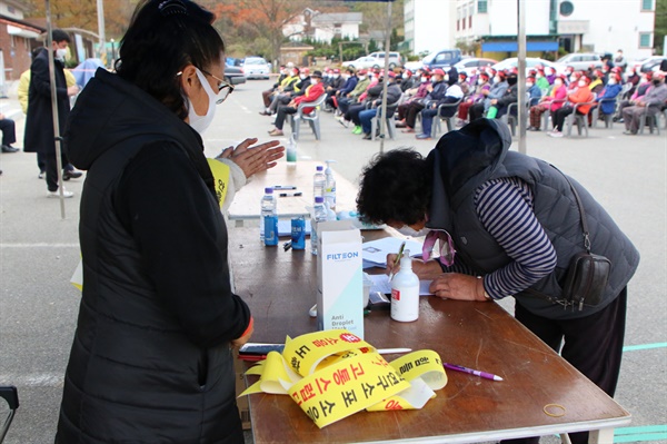 집회가 진행되는 동안에도 집회장을 찾은 주민들의 서명은 이어졌다. 이날 집회가 끝나기 전까지 현장에서 서명한 주민만 122명에 달한다.