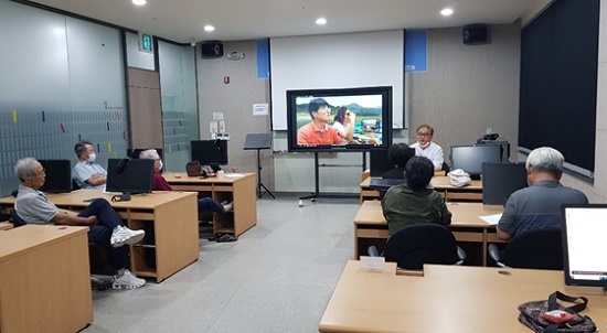 ‘아름다운 인생’에서 강사로 활동하는 지성기(57)씨가 제천 영상미디어 센터에서 노년층 대상으로 영상 제작 교육을 하는 모습.