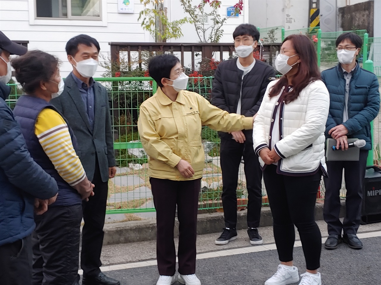  (주)신성이앤에스 정지민 실장과 이야기를 나누고 있다.