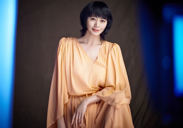  영화 <내가 죽던 날>에서 형사 현수 역을 맡은 배우 김혜수.