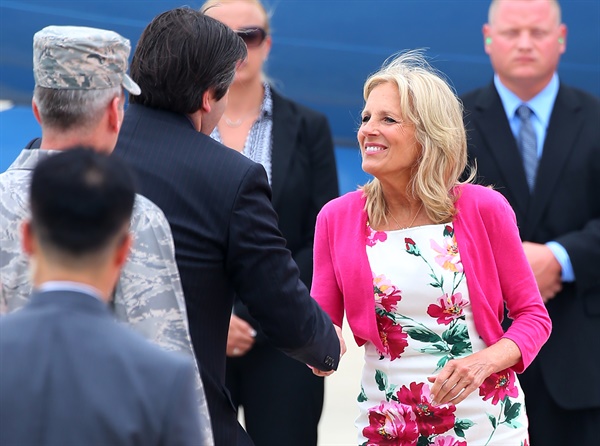 지난 2015년 7월 18일 평택 미군 오산공군기지를 통해 방한한 조 바이든 미국 대통령 당선자(당시 부통령)의 부인 질 바이든.