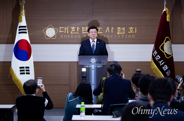 대한변호사협회 이찬희 회장이 9일 오전 서울 강남구 대한변호사협회 회의실에서 기자회견을 열고 초대 고위공직자범죄수사처장 후보를 발표하고 있다. 대한변호사협화는 김진욱 헌법재판소 헌법연구관, 이건리 국민권익위원회 부패방지부위원장, 한명관 변호사를 추천했다. 