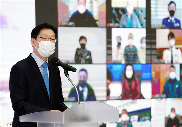 11월 9일 오전 경남도청 대회의실에서 열린 ‘제58회 소방의 날 기념식’에서 김경수 지사가 축사를 하고 있다.