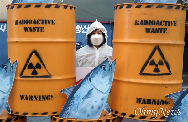 시민방사능감시센터와 환경운동연합 회원들이 9일 오전 서울 종로구 일본대사관 인근 소녀상 앞에서 기자회견을 열어 일본 정부의 후쿠시마 원전 사고 방사능 오염수 해양 방류 계획을 규탄하며 일본산 수산물 ‘안먹겠다’ 캠페인을 알리고 있다.