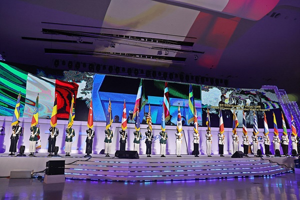 지난 7월 27일 오전 서울 동대문 디자인플라자에서 열린 6.25전쟁 유엔군 참전의 날 기념식에서 참전21개국 국기가 들어서고 있다.