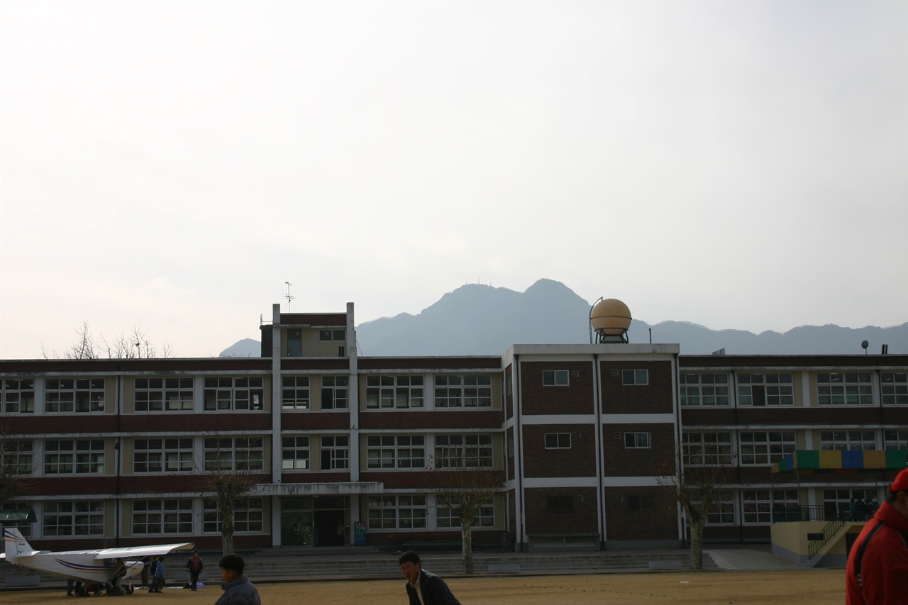 나의 모교인 구미초등학교와 금오산