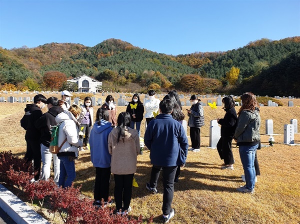  참배를 하고 있는 청소년과 시민들.